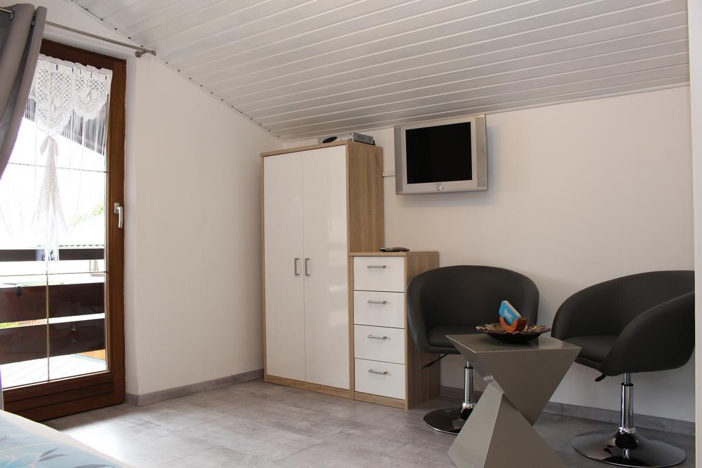 Zimmer 6 - Doppelzimmer mit Gemeinschaftsdusche/-WC
