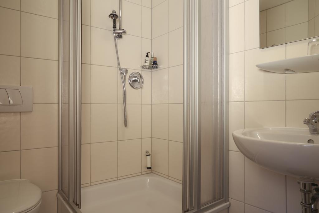 Einzelzimmer mit Dusche und Balkon